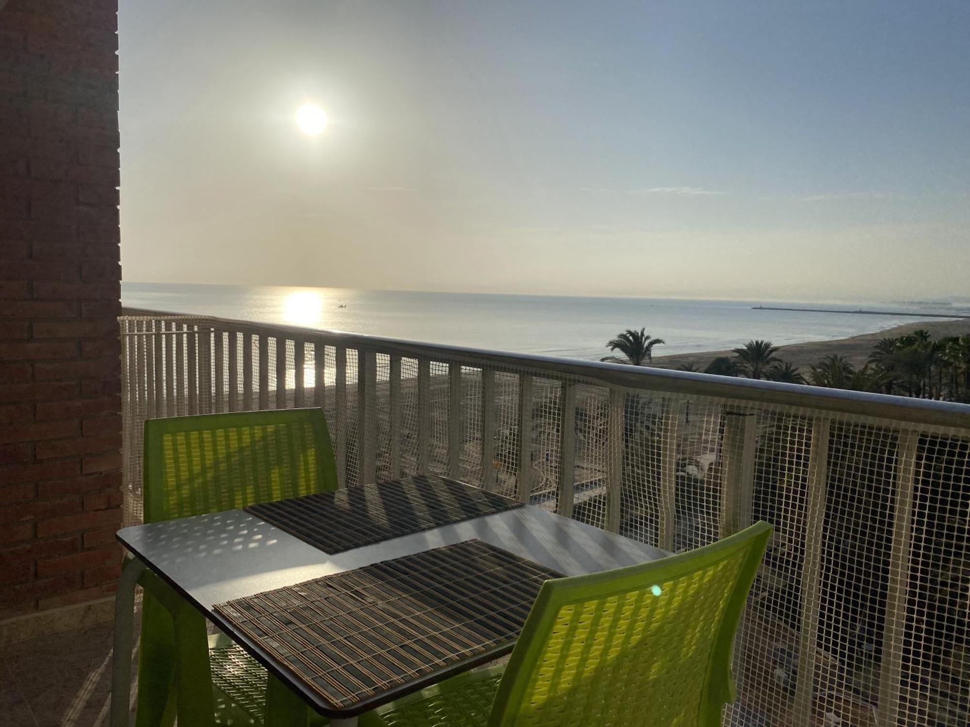 Beachfront And Cozy Apartment